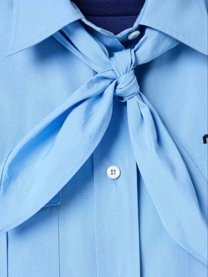 試着のみ】MIUMIU 胸ロゴ スカーフ付 ポプリン シャツ ブルー - メルカリ