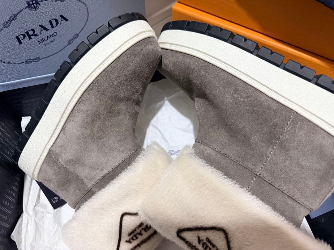 キラリ様 ¨̮⃝ PRADA プラダ ▽三角ロゴ ムートンファーブーツ - メルカリ