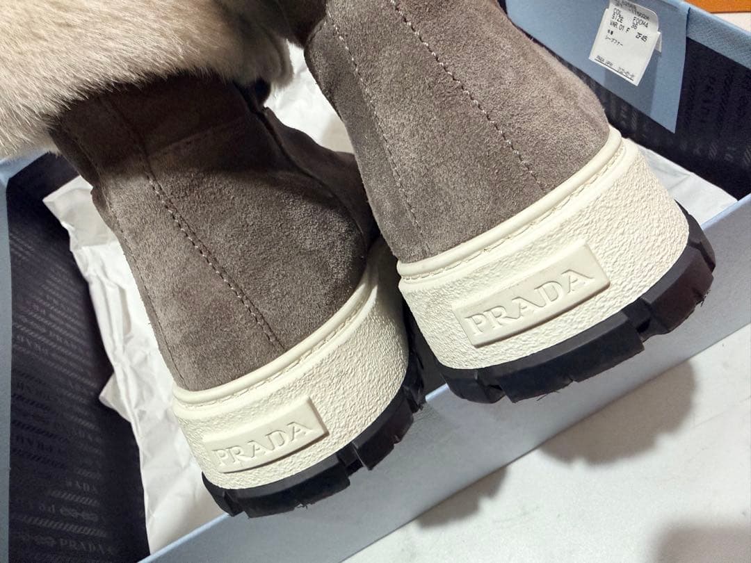 キラリ様 ¨̮⃝ PRADA プラダ ▽三角ロゴ ムートンファーブーツ - メルカリ