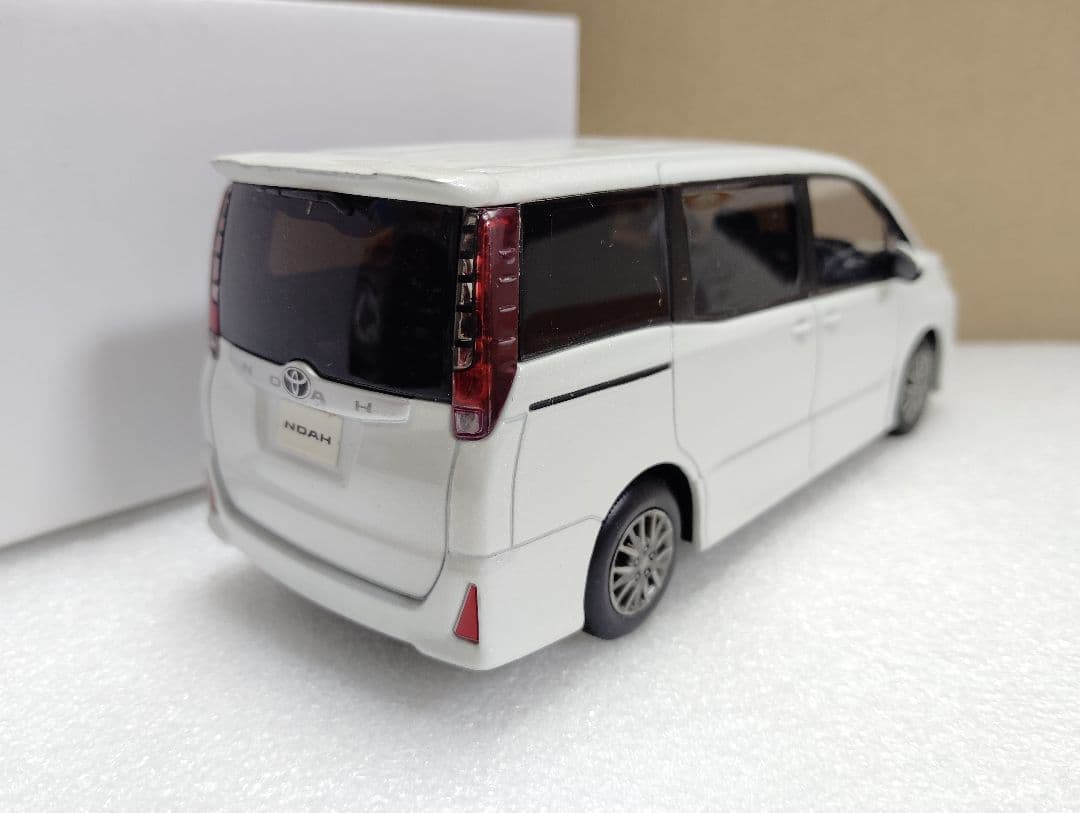 トヨタ ノア Si 80前期型 カラーサンプルミニカー 非売品 070 - メルカリ