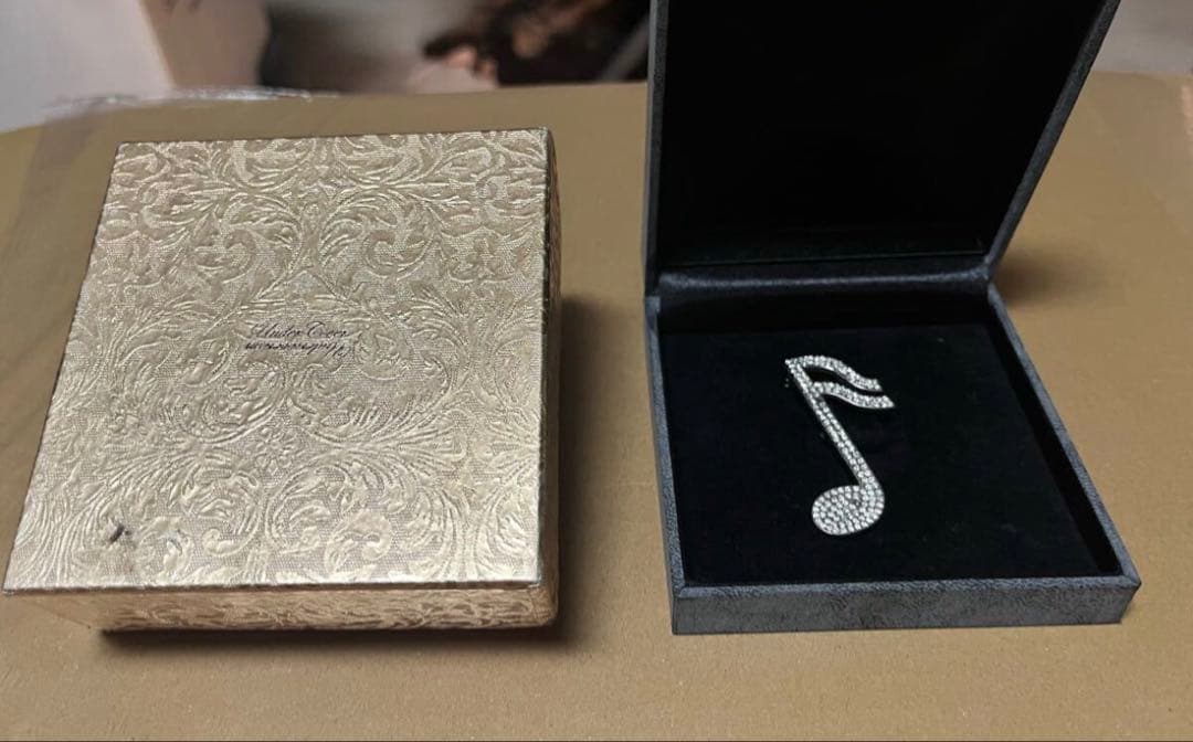 ぴざ　09ss 音符バッジ ブローチ undercover アンダーカバー SILVER｜UP1F4X02｜UNDERCOVER OFFICIAL ONLINE STORE