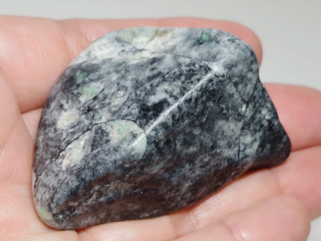 糸魚川143 翡翠 87g ヒスイ 原石 鑑賞石 自然石 誕生石 鉱物 鉱石 Amazon.co.jp: 白翡翠 144g 翡翠 原石 ヒスイ 鉱物 鑑賞石 糸魚川 水石