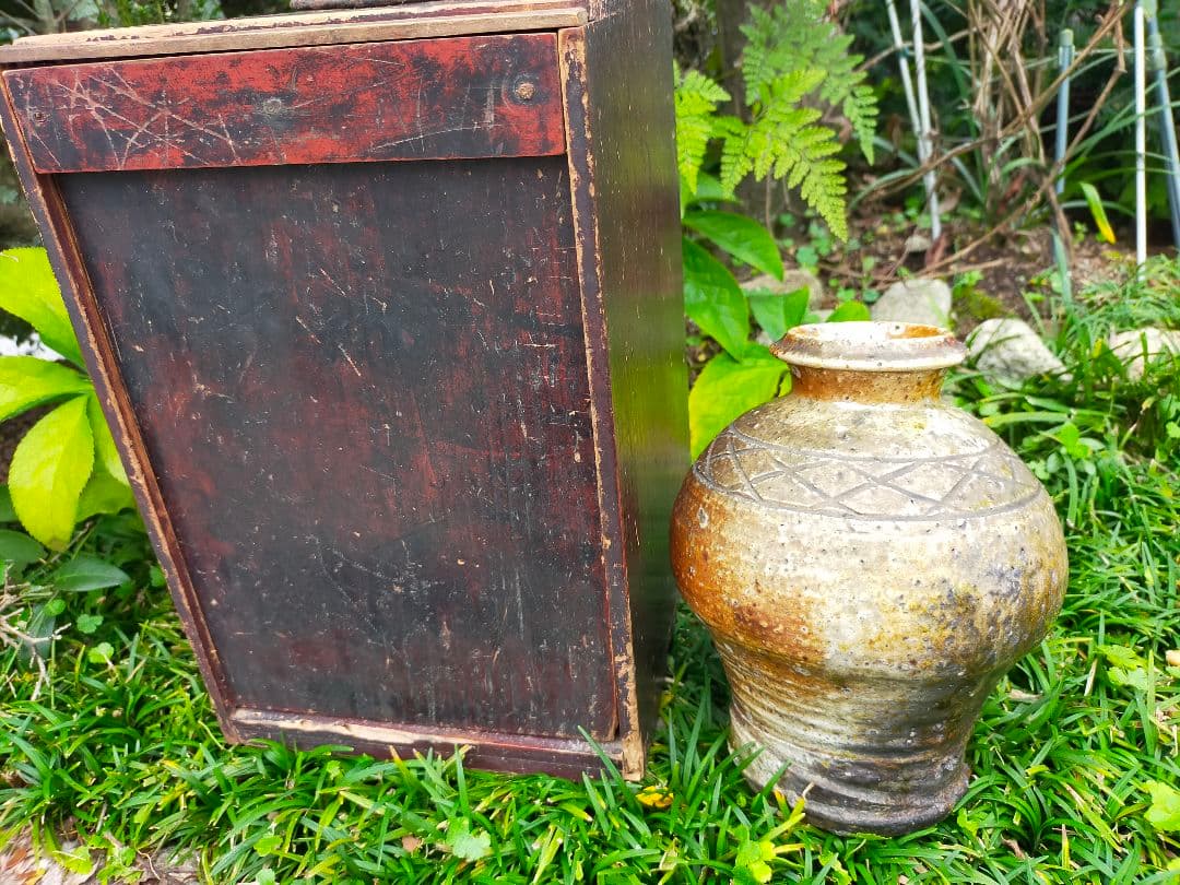 ♥信楽　檜垣文　花瓶　時代箱付き　壺　壷　骨董品 室町時代 古信楽 桧垣文壺（1336–1573 CE） | 入蘆花（ロカニイル）