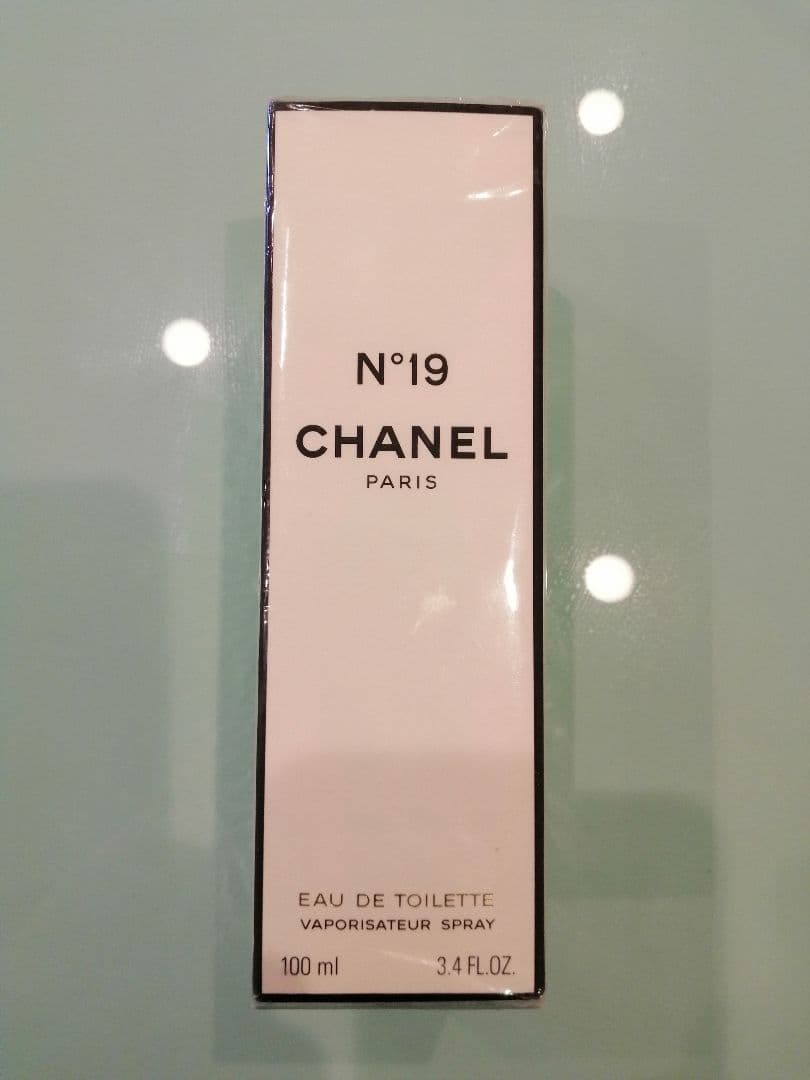シャネル N゜19 オードゥ トワレット(ヴァポリザター)  100ml シャネル N°19 オードゥ トワレット（ヴァポリザター） 100ml（香水