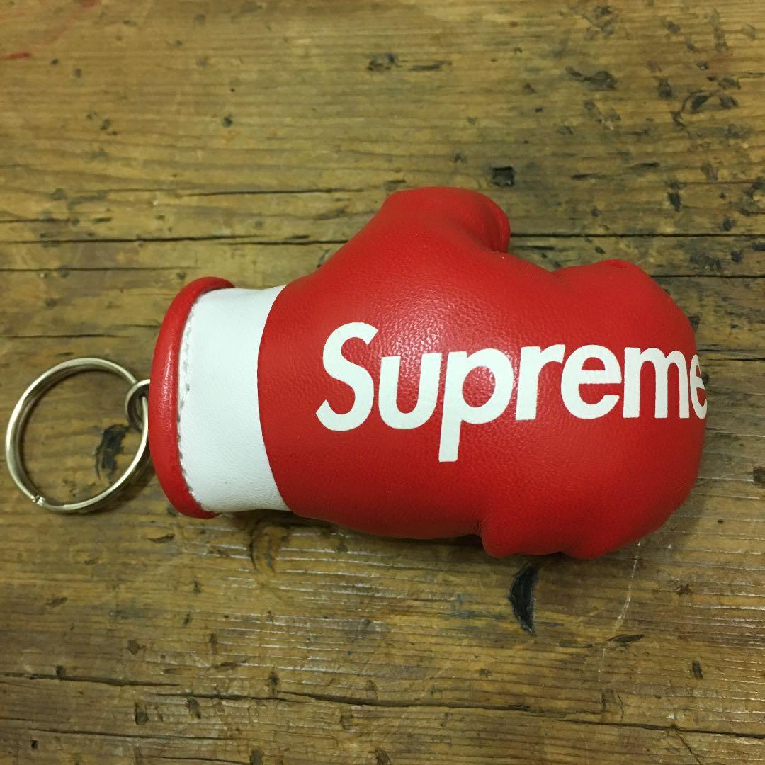 シュプリームボクシンググローブ型キーホルダー - メルカリ