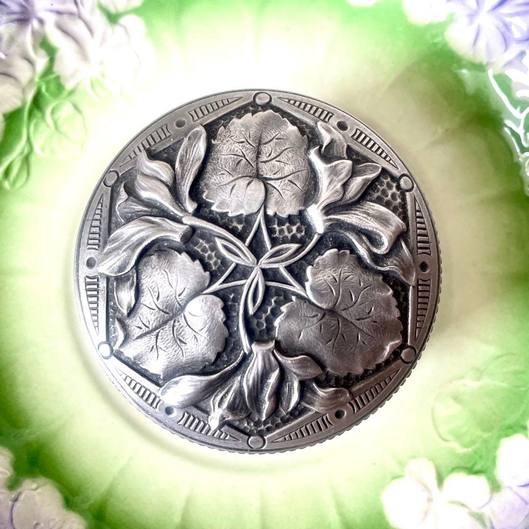 すみれレリーフのパウダーボックス フランスアンティーク スミレ菫