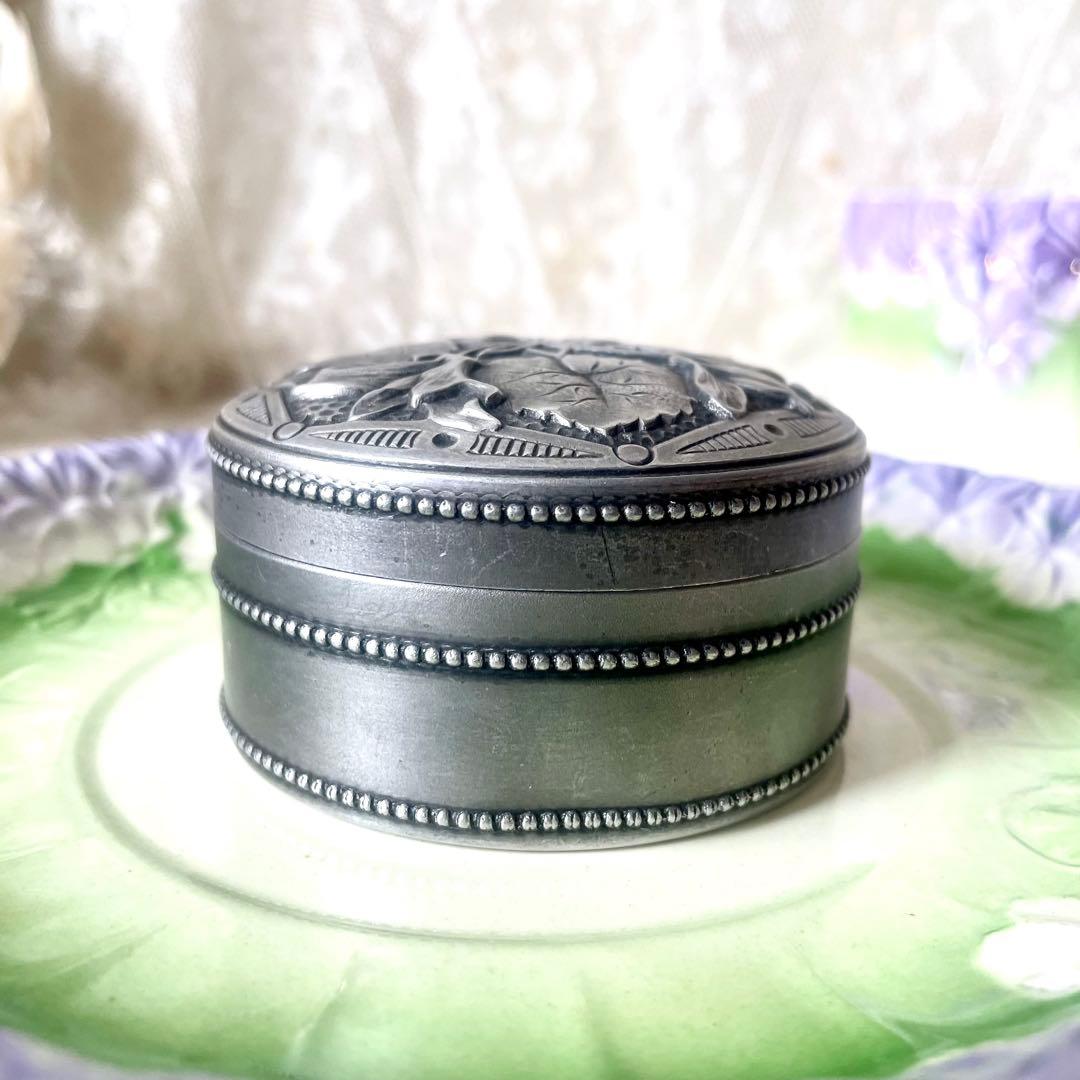 すみれレリーフのパウダーボックス フランスアンティーク スミレ菫