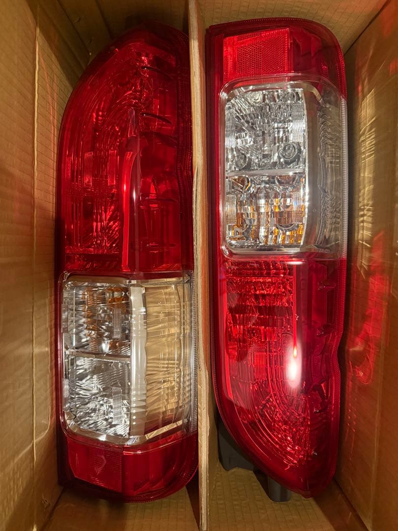新車即外し　ハイエース200系　純正テールランプ 新車外し 美品】トヨタ 200系 ハイエース 純正 テールランプ 左右