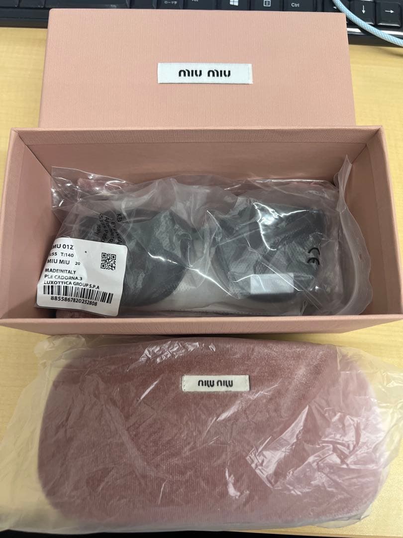 ほぼ新品 Miu Miu ブラック サングラス ケース付き