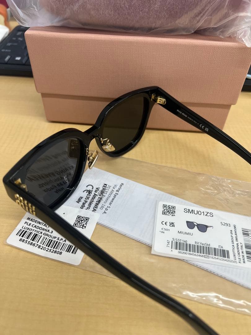 ほぼ新品 Miu Miu ブラック サングラス ケース付き