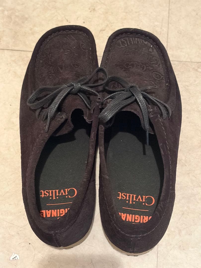 靴 CLARKS Wallabee Black Deboss 26.5cm