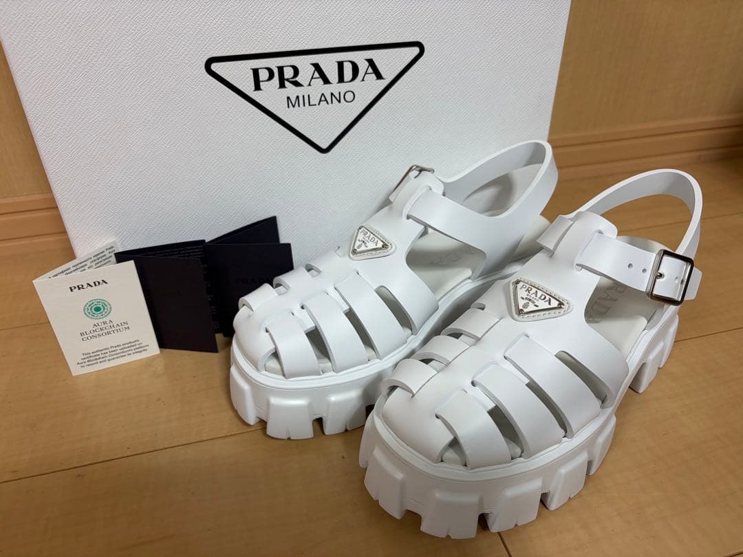 【新品未使用】PRADAモノリス ラバーサンダル 白 23センチ 36 新品未使用】PRADAモノリス ラバーサンダル 白 23センチ 36