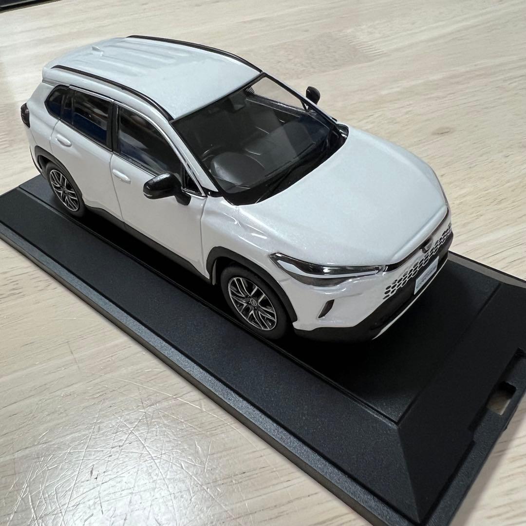 新型カローラクロス ミニカー プラチナホワイトパールマイカ - メルカリ
