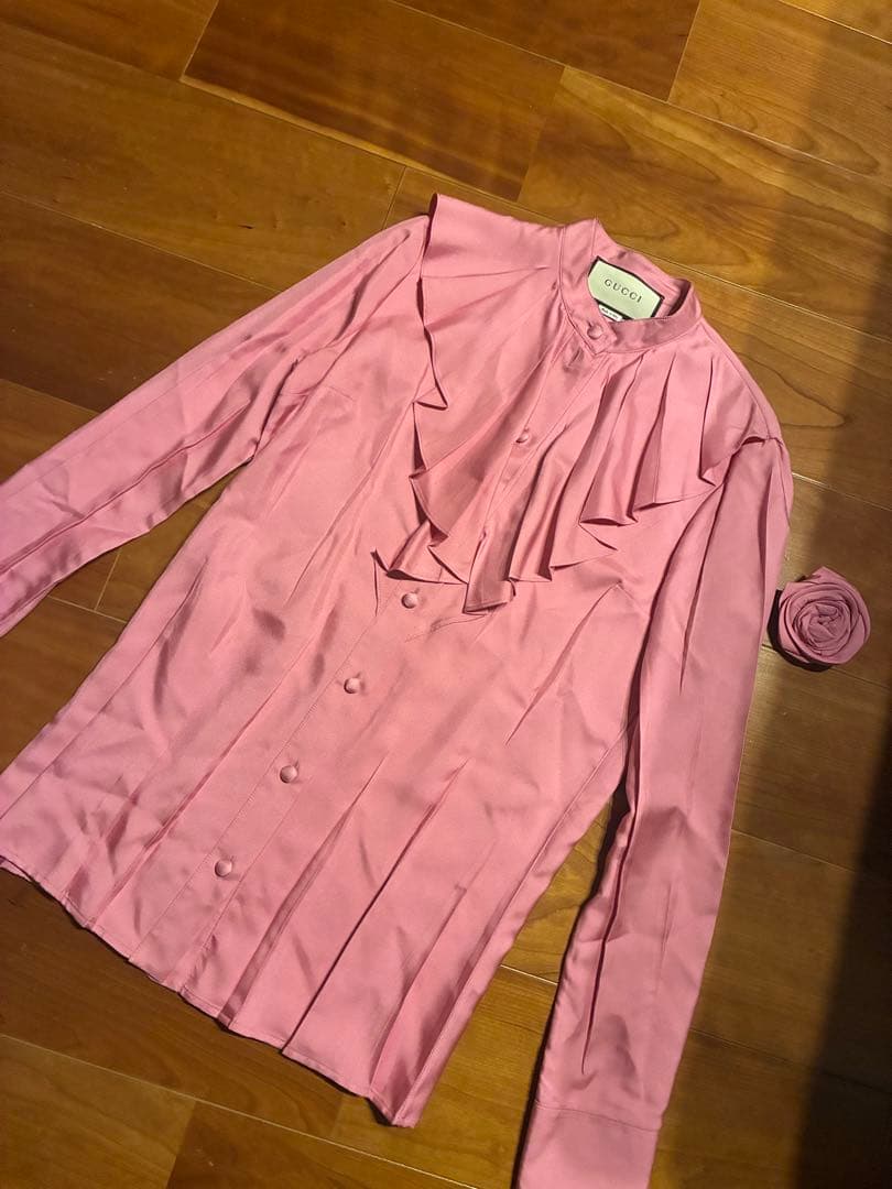 GUCCI ピンク フリル付きシャツ