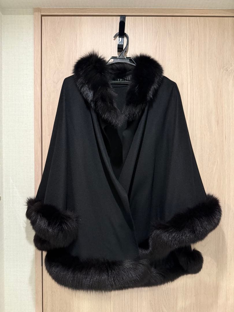カシミヤ100%襟フォックスファー付きブラックポンチョ美品肌触り抜群 Merfirge 爆買 ポンチョ ケープ 日本製 カシミヤ 100％ SAGA
