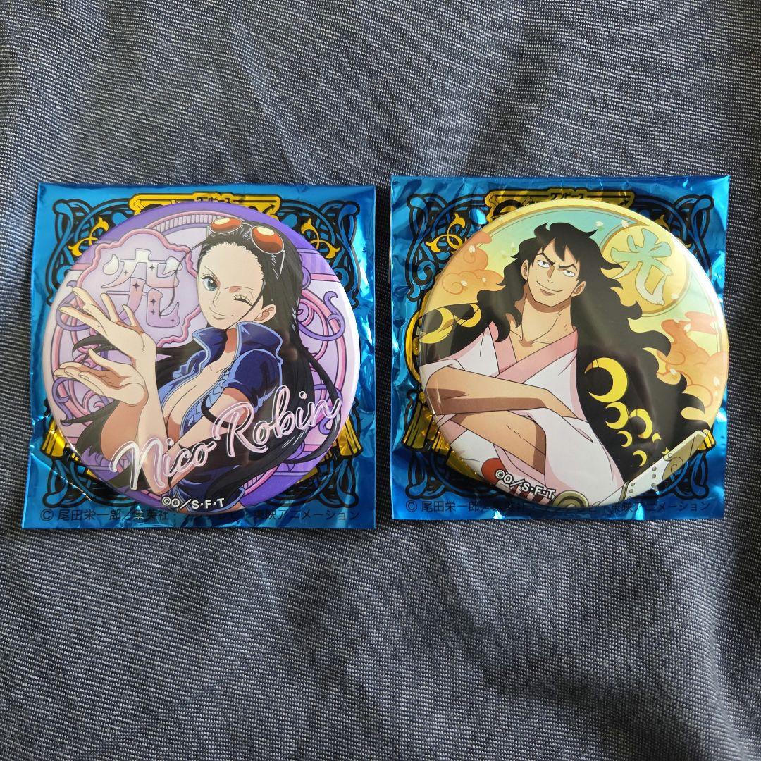 ワンピース 輩缶バッジ 新世界の海 麦わらストア限定 ロビン モモの助