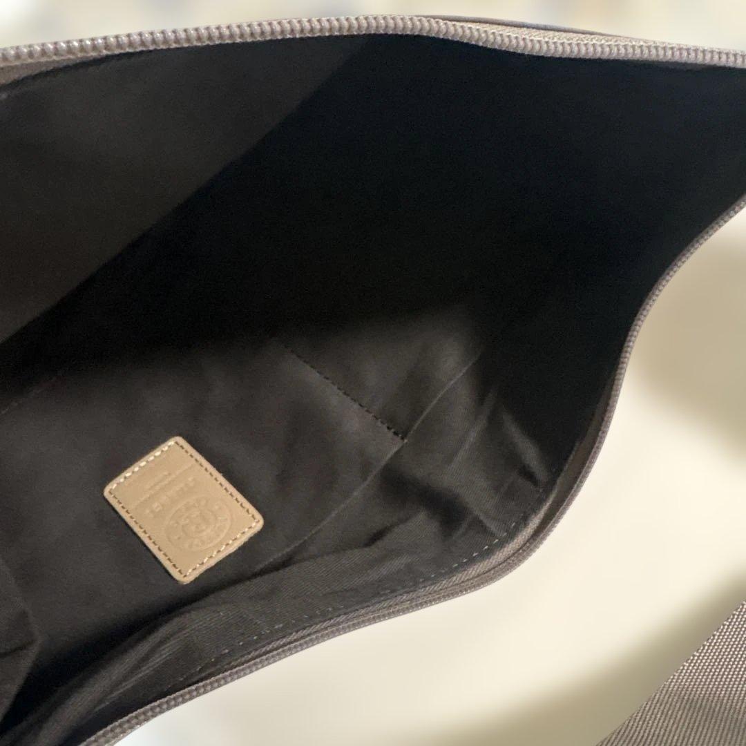 ほぼ未使用ラシット A4入るラウンドビッグショルダーバッグ 金具