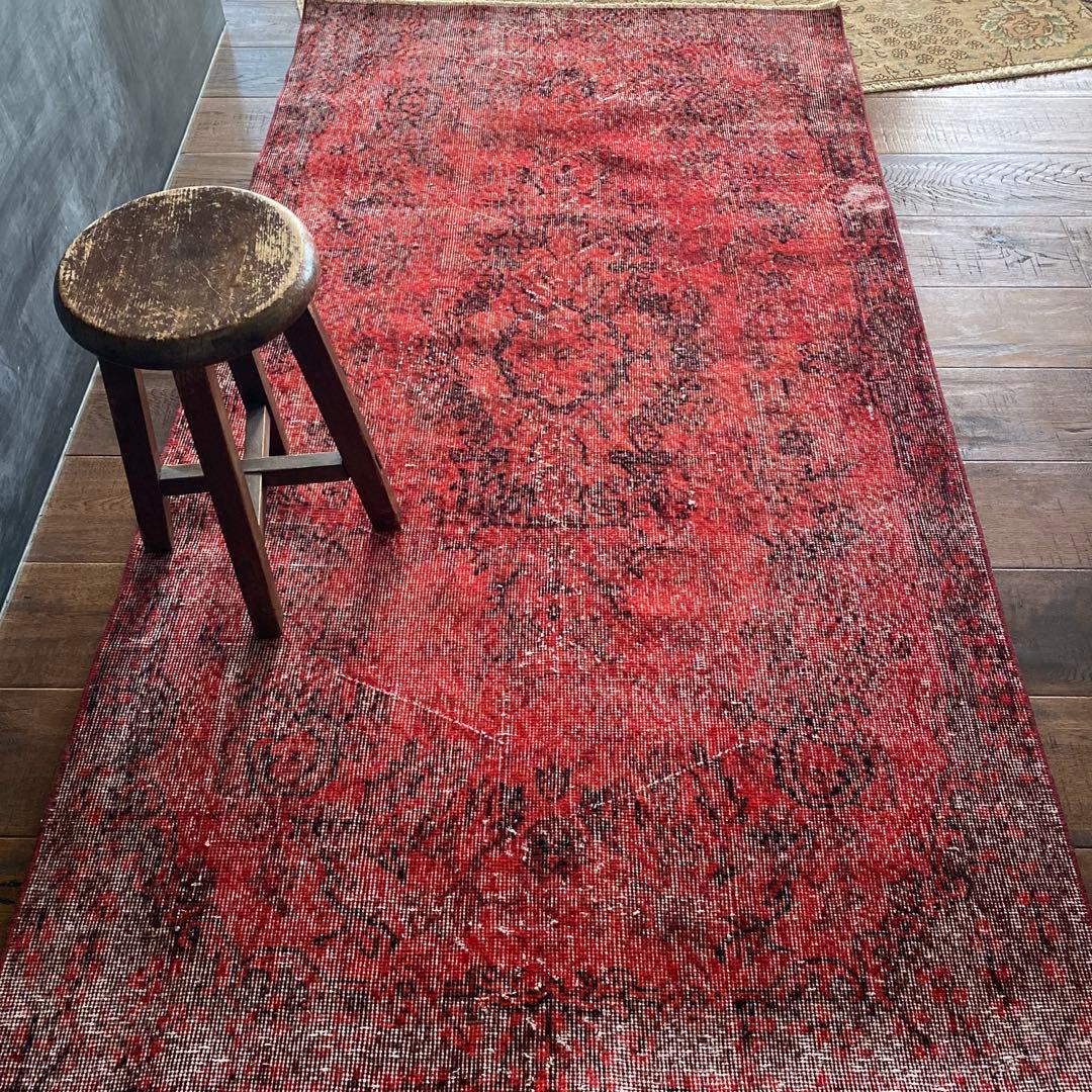 シャビーレッドオーバーダイ　ヴィンテージラグ　トルコラグ トルコラグ シャビーレッド 194×112ボタニカル トルコヴィンテージラグ