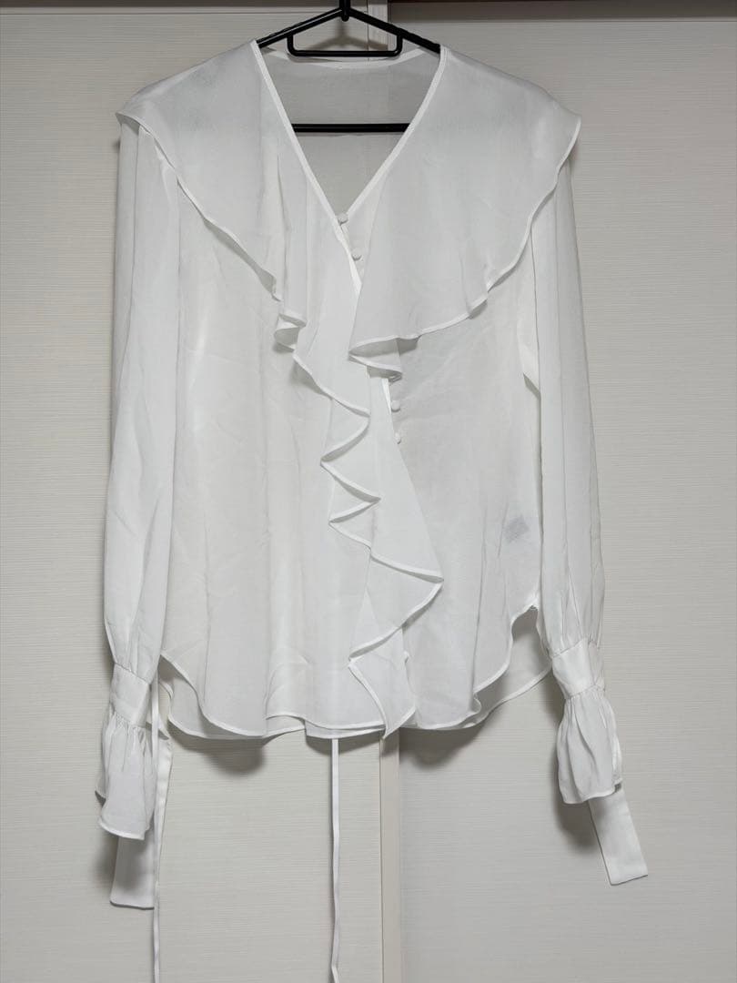 Blanc&Eclare Lucyホワイト フリル長袖ブラウス - メルカリ