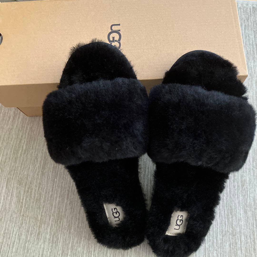 UGG 黒ファーサンダル - メルカリ