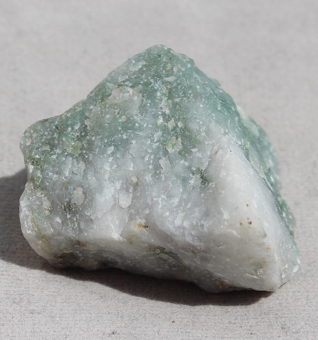 ［透過スカスカのガラス質］糸魚川翡翠 原石 43.5g