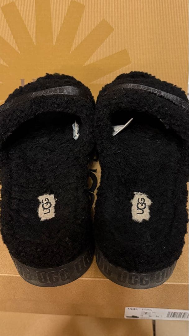 UGG ブラックサンダル Fluffita サイズ7 ソックスで履いて可愛いです