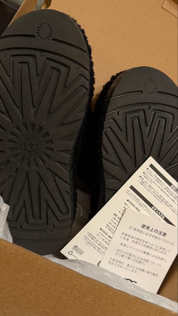 UGG ブラックサンダル Fluffita サイズ7 ソックスで履いて可愛いです