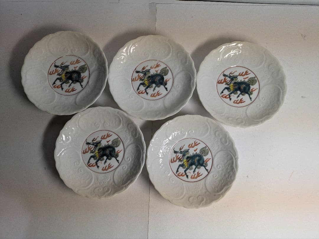 古伊万里、『白磁陽刻・色絵麒麟文輪花皿』、5客、銘・箱無 - メルカリ