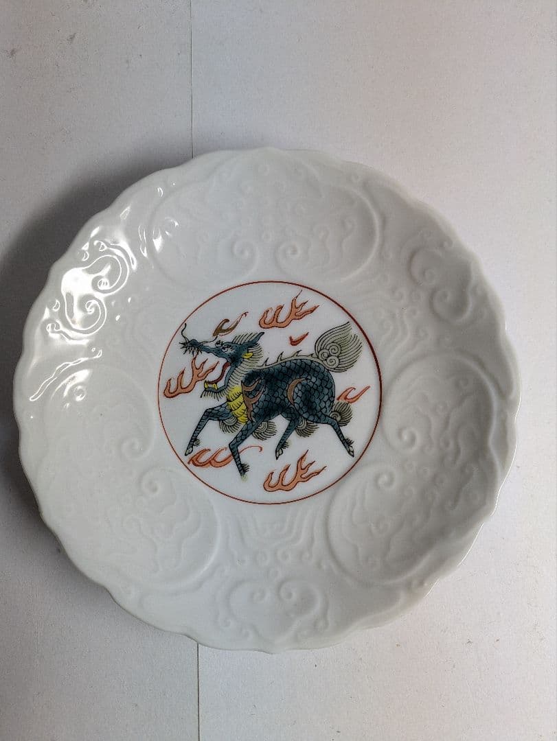 古伊万里、『白磁陽刻・色絵麒麟文輪花皿』、5客、銘・箱無 - メルカリ
