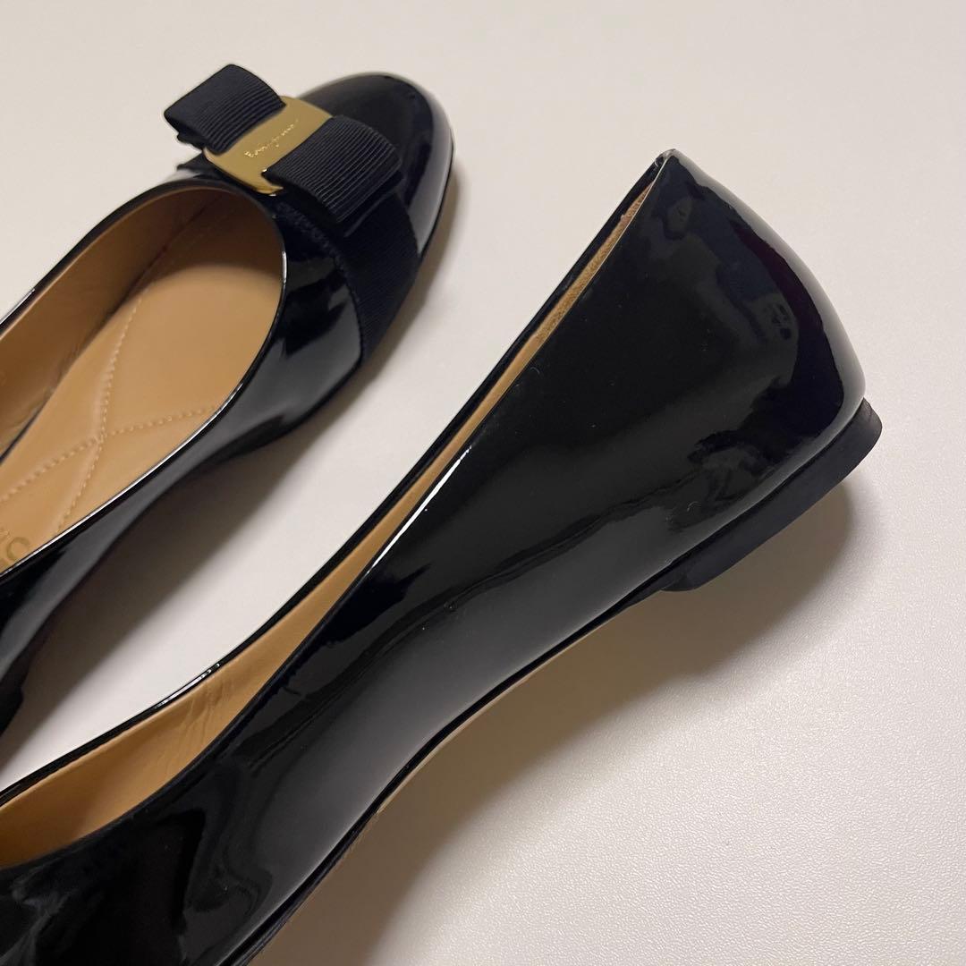 t*u様 【美品】フェラガモ ヴァリナ 23.5cm