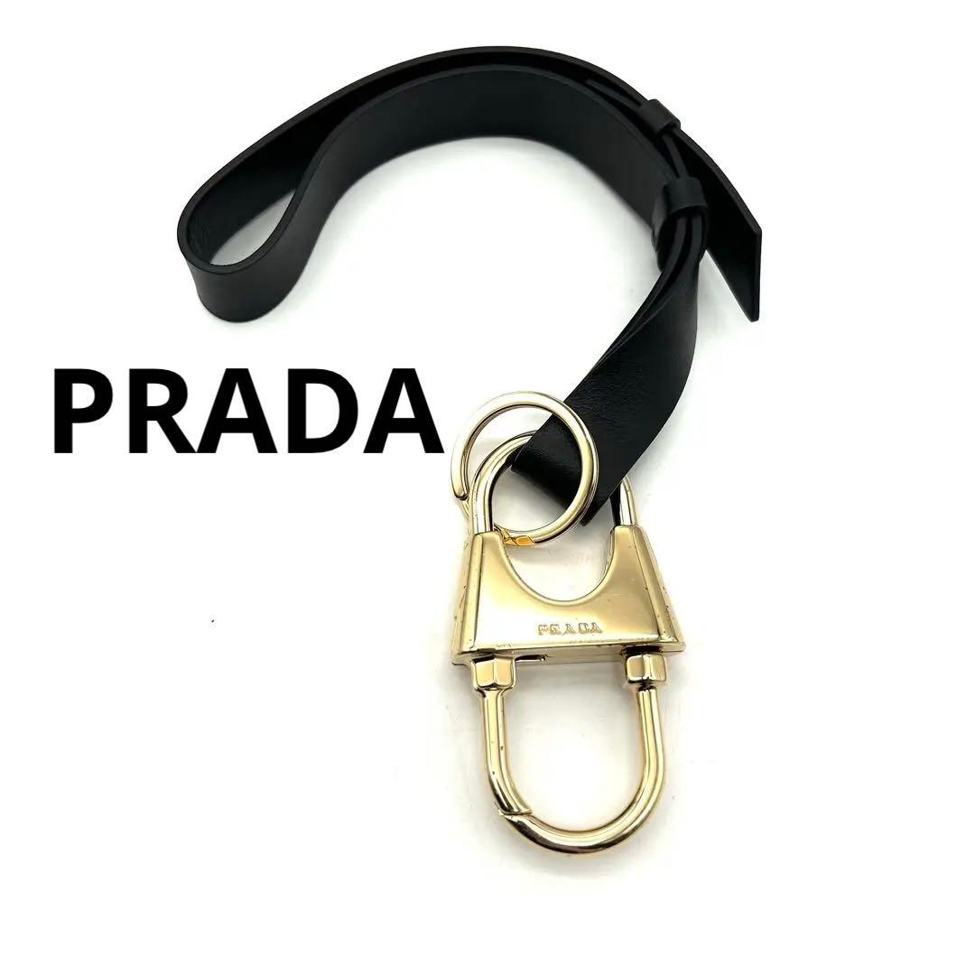 未使用 プラダ キーホルダー キーリング 黒 レザー ロゴ カラビナ
