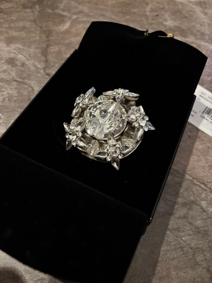 美品】DRIES VAN NOTEN ブローチ AW22 - メルカリ