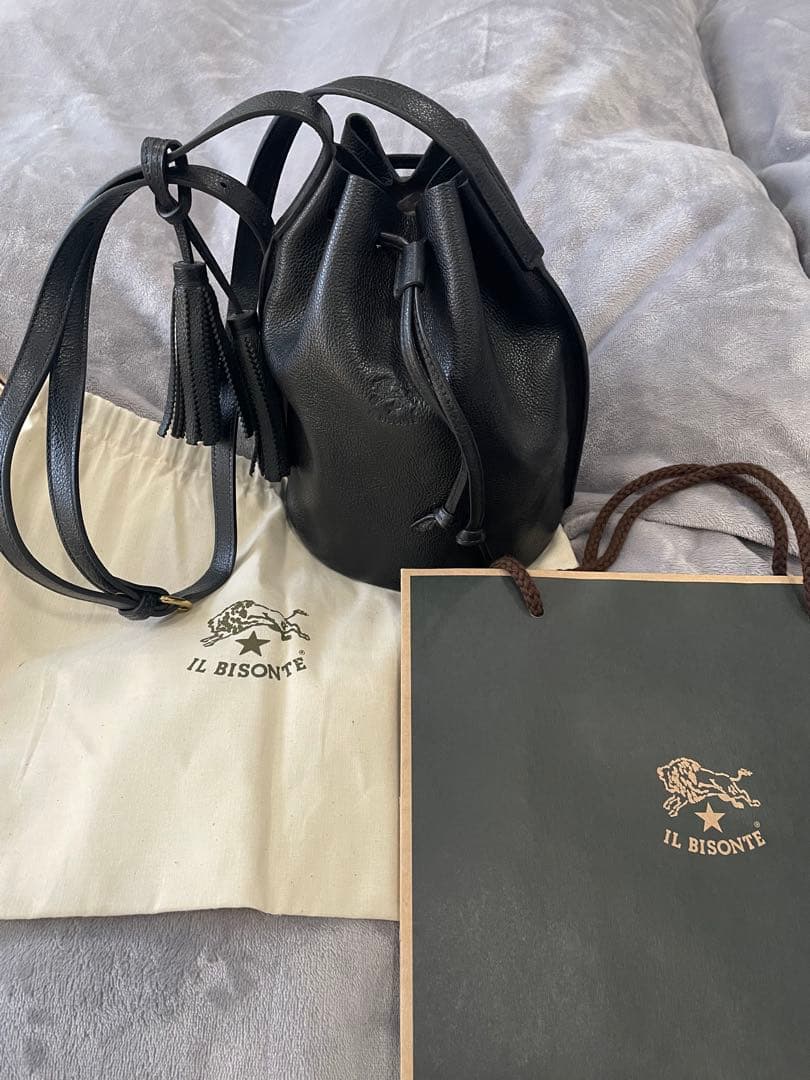 【美品】イルビゾンテ IL BISONTE ショルダーバッグ 巾着 レザー 黒 IL BISONTE（イルビゾンテ） レザー 巾着 ショルダーバッグ : KLD