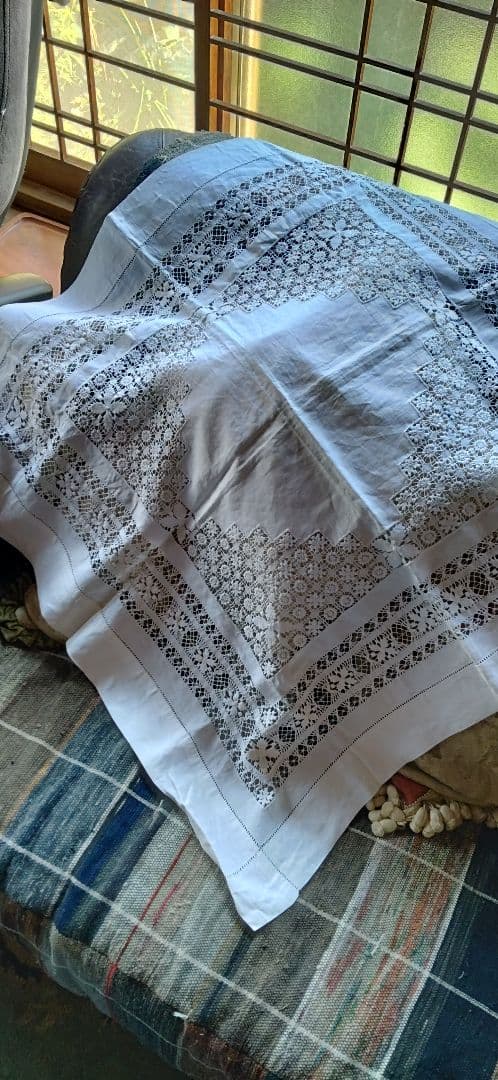 ロンドンのアンティーク屋さんでみつけたスレッドレースのテーブルクロス Amazon｜テーブルクロス レース 長方形 北欧 風 zjp テーブルセンター