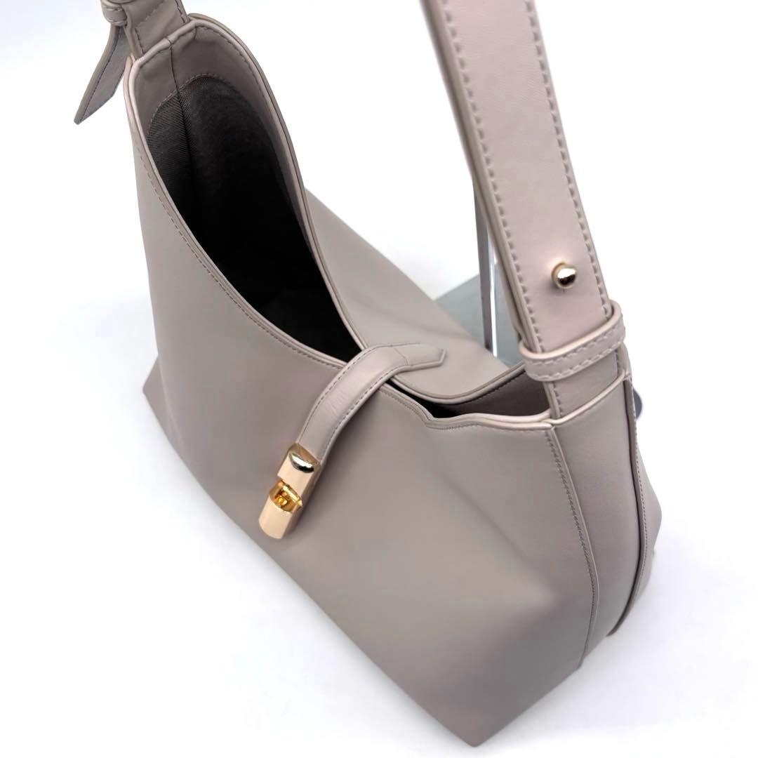 ✨未使用級✨現行✨フルラ ゴッチャ M ホーボーバッグ グレージュ