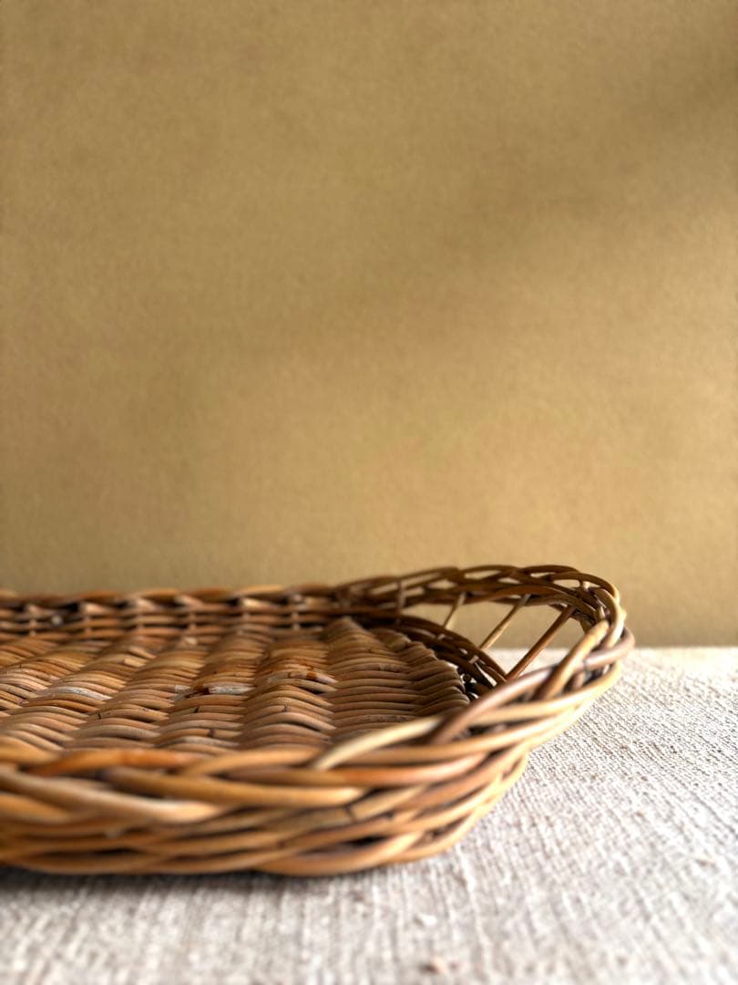 蚤の市購入】ラタンの大きなトレイ 暮らしの道具 カゴアミドリ 古道具