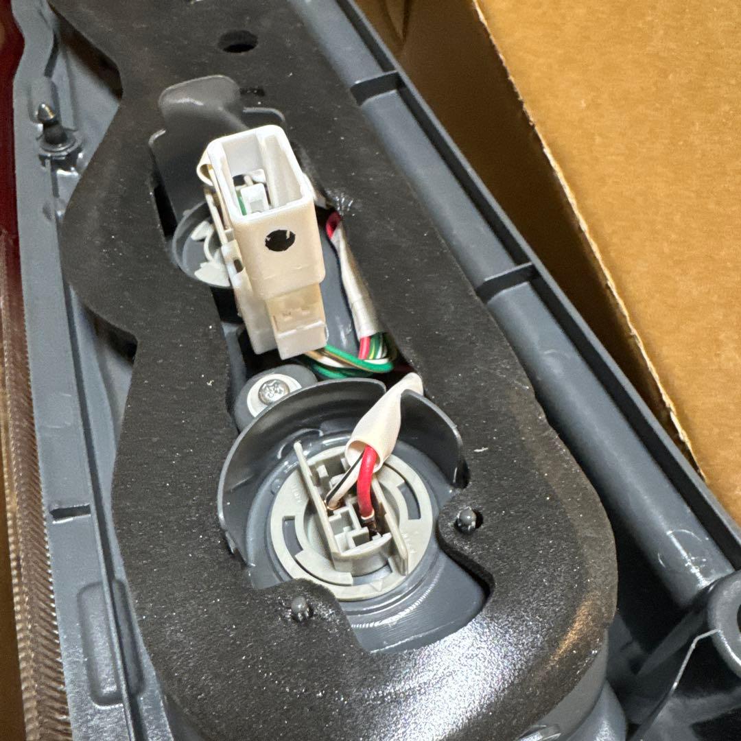 200系ハイエース 寒冷地仕様純正テールランプ 新車外し カプラー