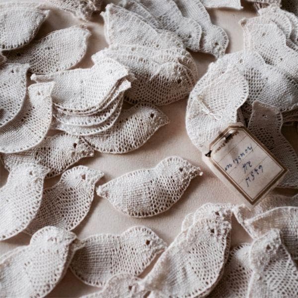 sold 1930s france リネン 白のグリザイユと小鳥とアップリケ - メルカリ