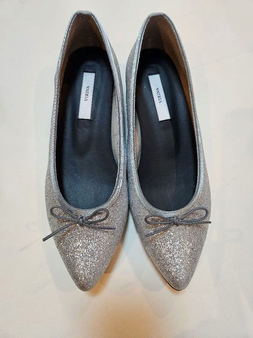 ヴィリーナ 晴雨兼用ポインテッドバレエシューズ(グリッターシルバー) 歩きやすさを追求したママのためのバレエシューズ