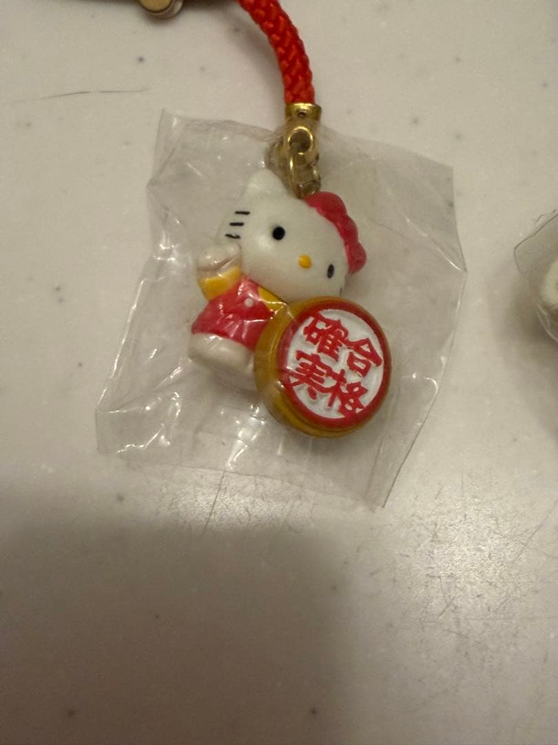 ハローキティ 開運祈願根付けストラップ (太鼓判、必勝請負猫) - メルカリ