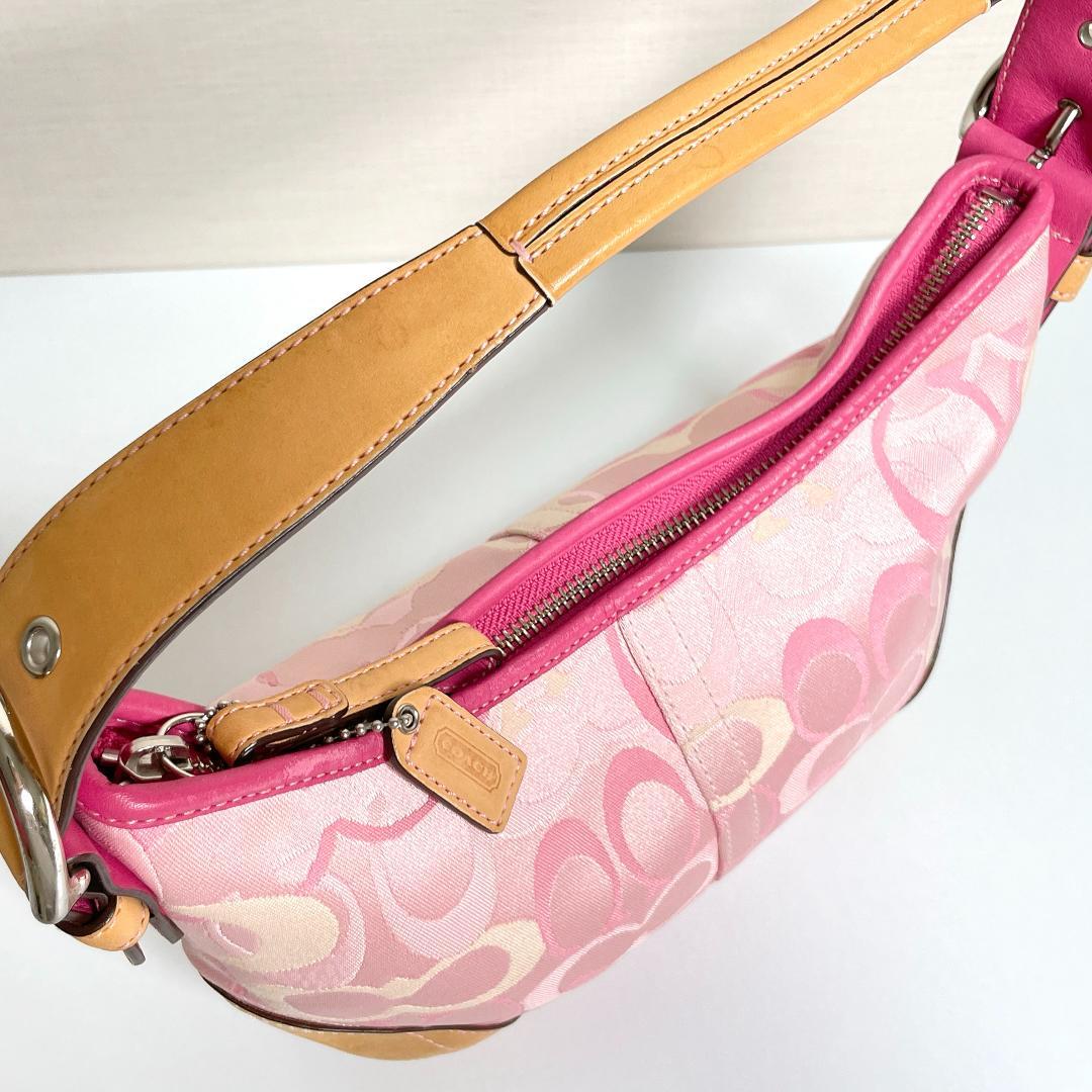 ときめきを運ぶ大人のピンク✨COACH オプティック シグネチャー