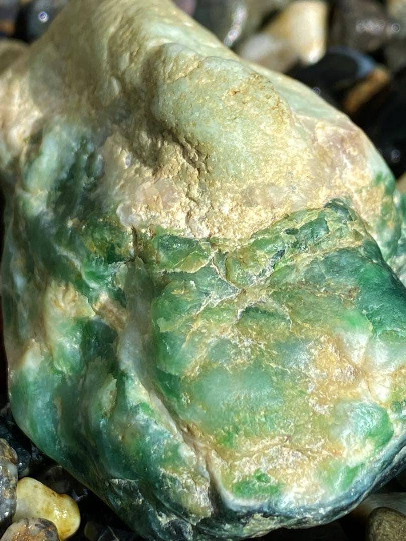 糸魚川翡翠 海石 原石 鮮やかかつ濃い緑が広がる 海岸転石 緑ヒスイ