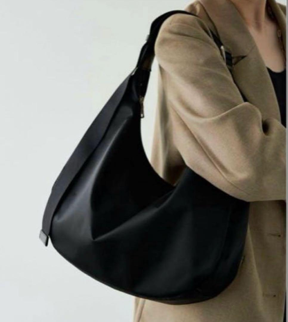 ほぼ未使用ラシット A4入るラウンドビッグショルダーバッグ 金具