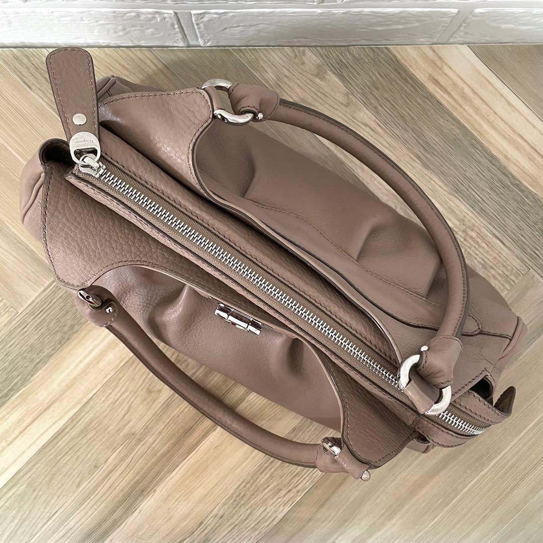 フェラガモ ガンチーニ ハンドバッグ ベージュ 極美品 - メルカリ