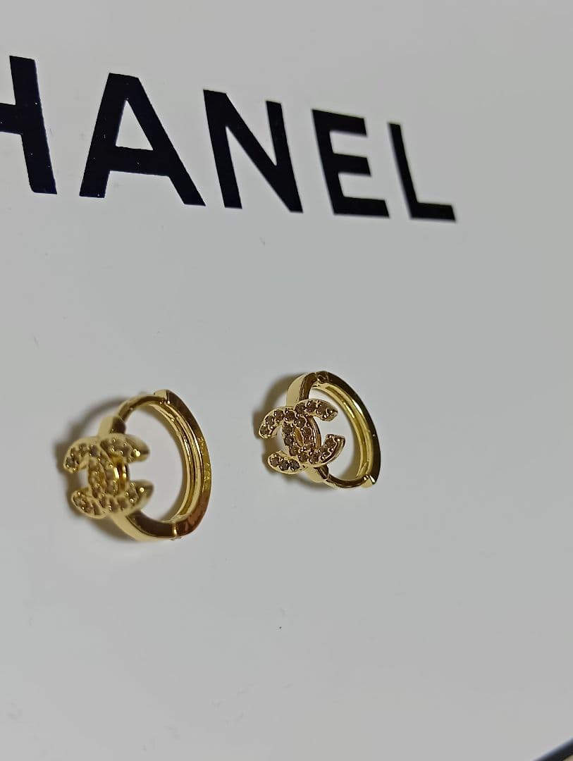 CHANELゴールドロゴループピアス ノベルティ ジルコニア - メルカリ