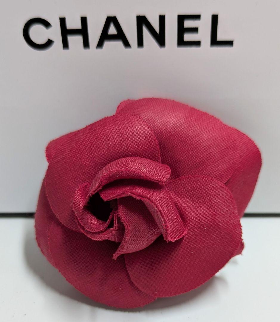 CHANEL シャネル　カメリアブローチ　コサージュレッド×ゴールド CHANEL（ブローチ/コサージュ ・ レッド/赤色系）のフリマアイテム一覧