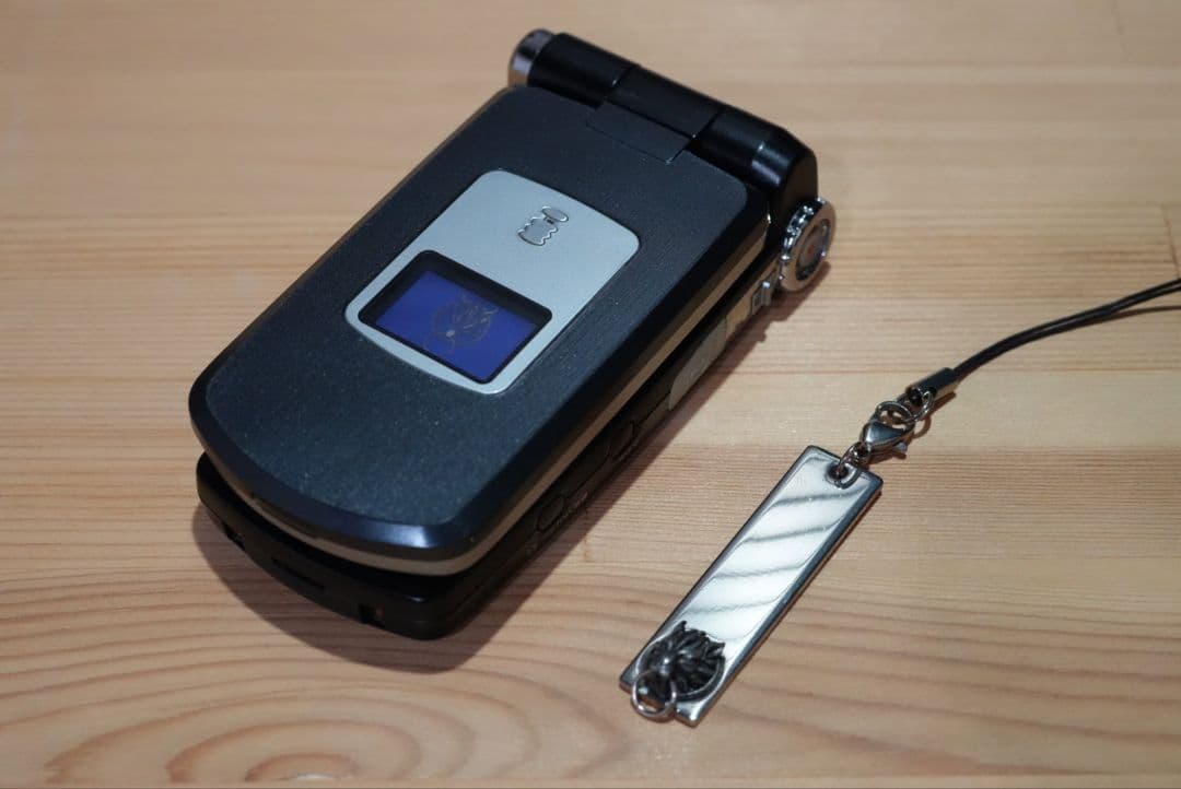 ドコモ FOMA P900iV クラウドブラック FF7ACストラップ付 - メルカリ