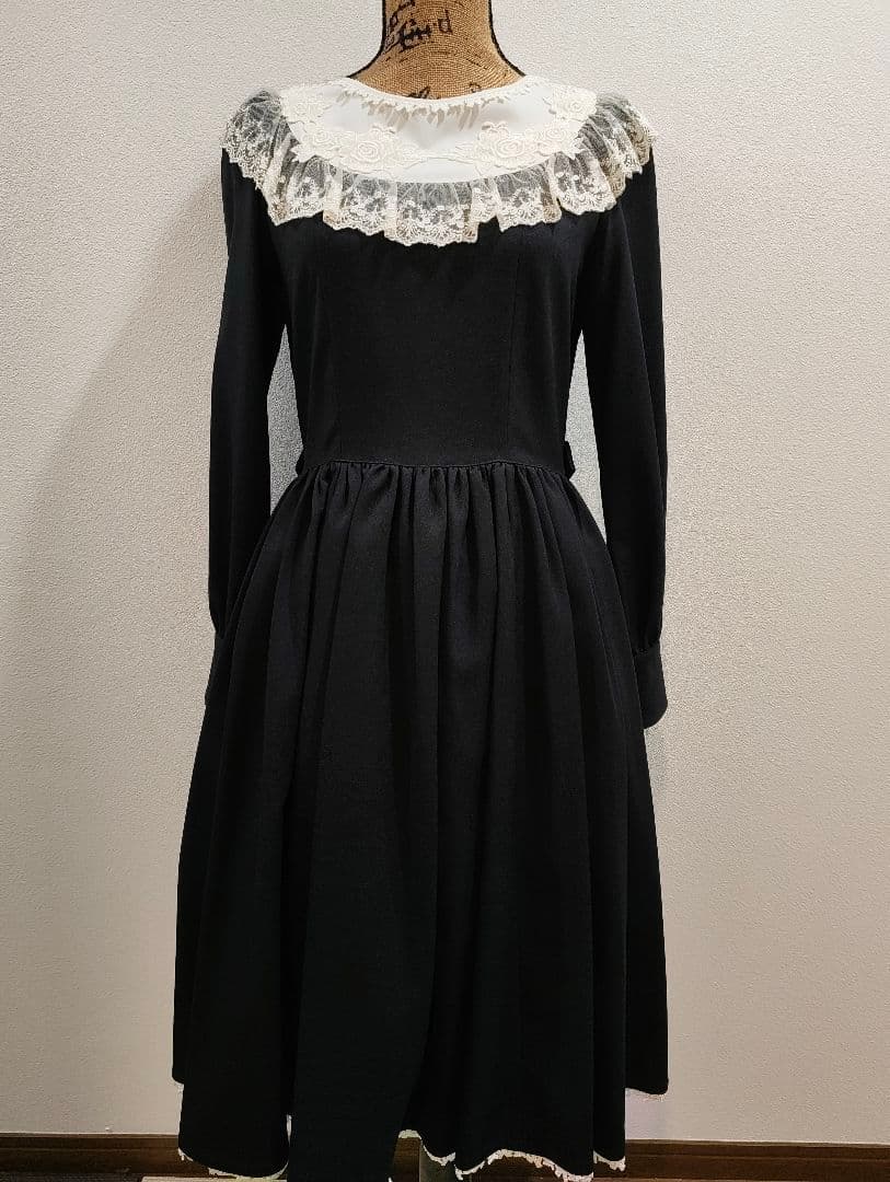 イノセントワールド　ワンピース Innocent World｜ピーターラビット™ 刺繍ワンピース