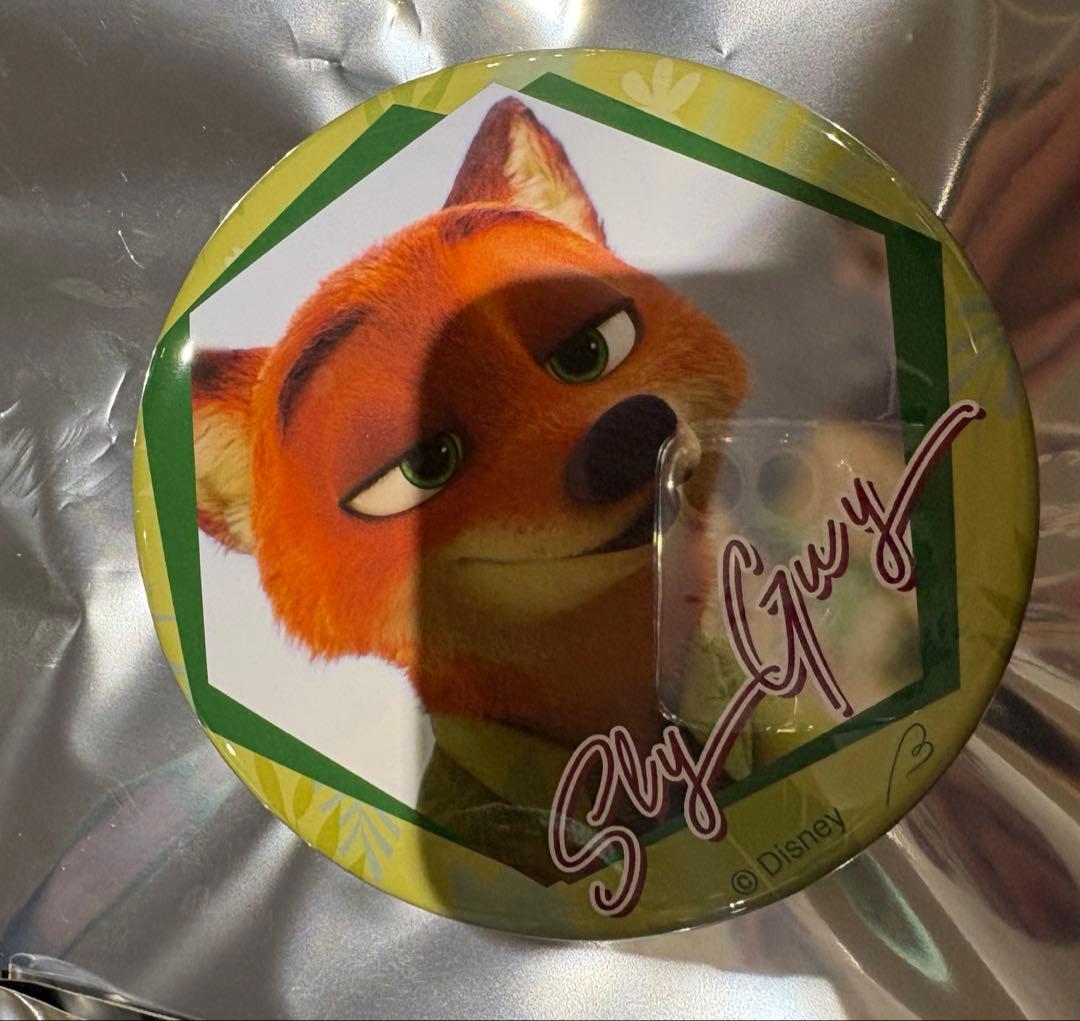 ニック ズートピア スタンド付缶バッジ - メルカリ