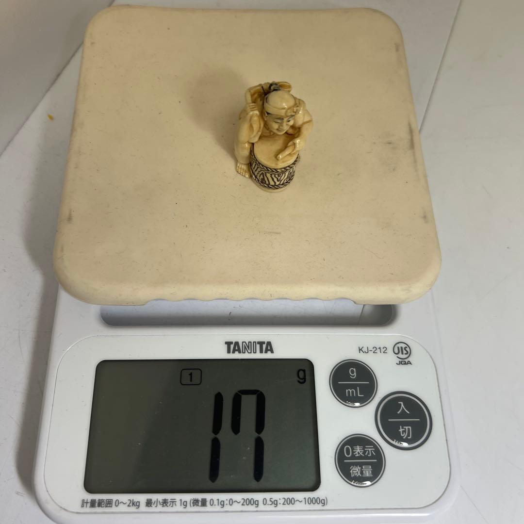 極上太鼓に人物根付 17g 東Y8-0203☆2Fトヒチ - メルカリ